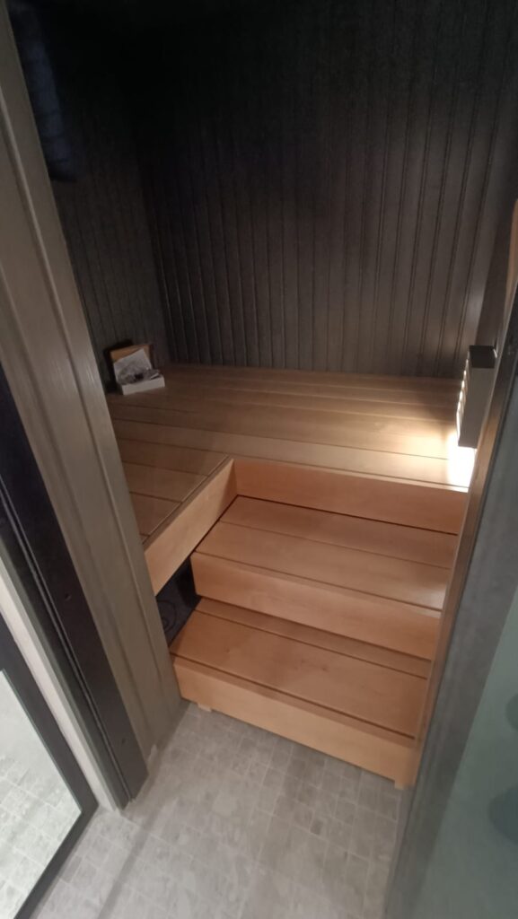 Saunaremontti , ylälauteeton sauna