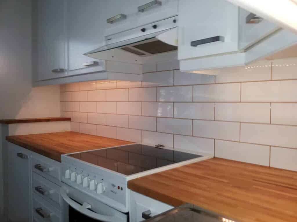 Keittiön pintaremontit - välitilan laatoitus ja tason vaihto