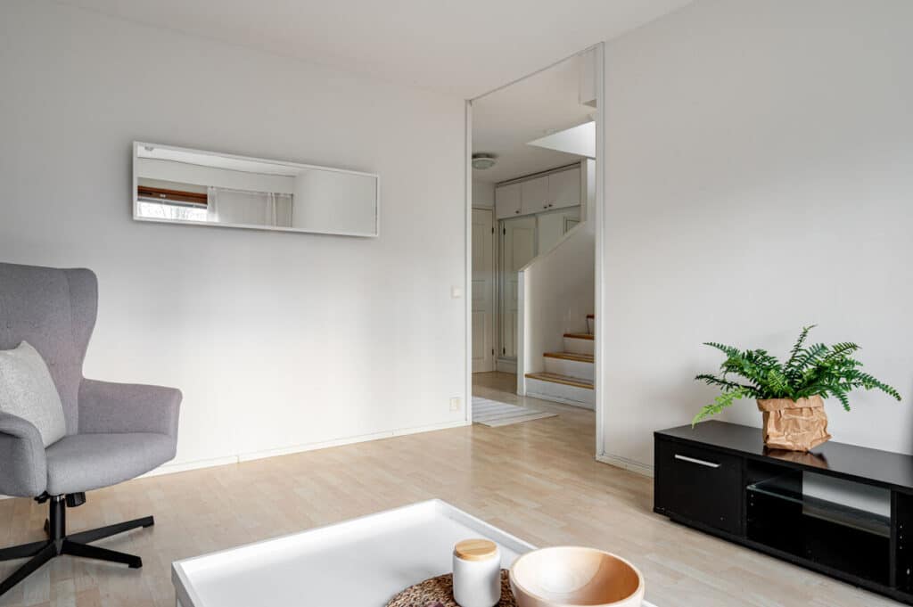 rivitalon olohuone ennen huoneistoremonttia