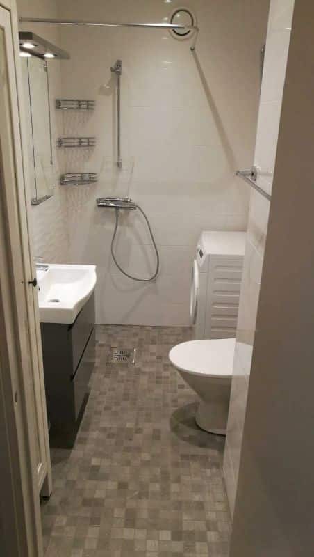 Kylpyhuoneremontin vaiheet ovat samat niin isossa kuin pienessä kylpyhuoneessa.